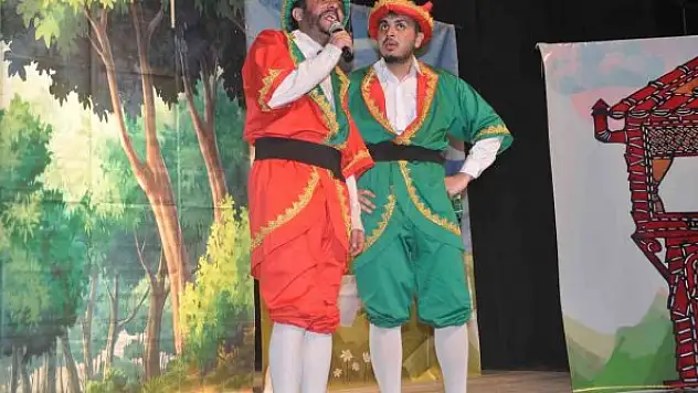 Çocuklar tiyatro gösterisiyle eğlendi