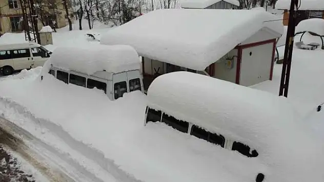 500 rakımlı köyde araçlar kar altında kaldı