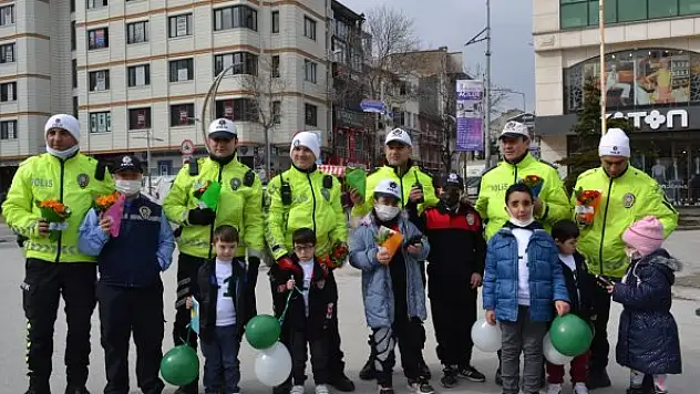 Down sendromlu çocuklar trafik denetimi yaptı
