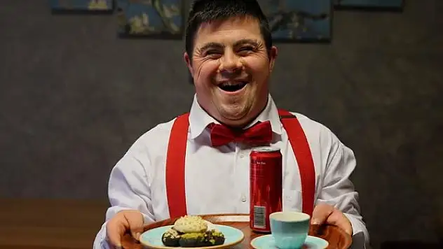 'Glütensiz Bir Başka Kafe'nin 'özel' garsonu çalışkanlığıyla takdir topluyor