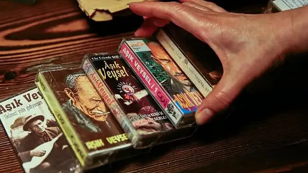 Aşık Veysel'in torunu Gündüz Şatıroğlu, arşivini paylaşmaya hazırlanıyor