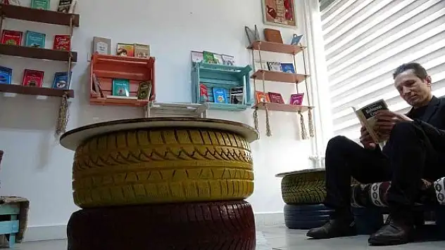 Atık malzemelerden 'kitap okuma köşesi' yapıldı