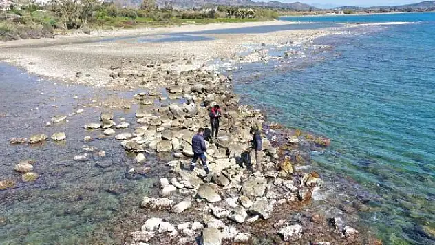 Deniz çekilince liman kalıntıları ortaya çıktı