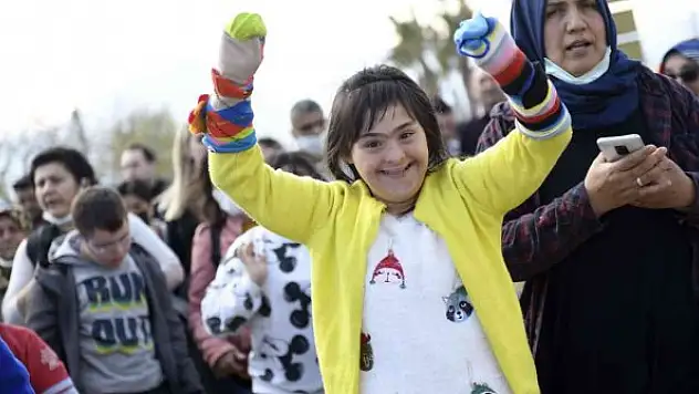 Down sendromlu çocuklar rengarenk çoraplarıyla yürüdü