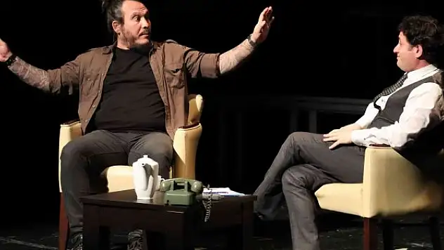 Tiyatro Günleri savaş karşıtı oyunla başladı