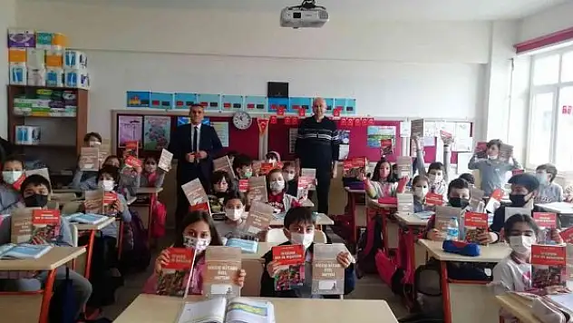 Öğrencilere 17 bin kitap dağıtıldı