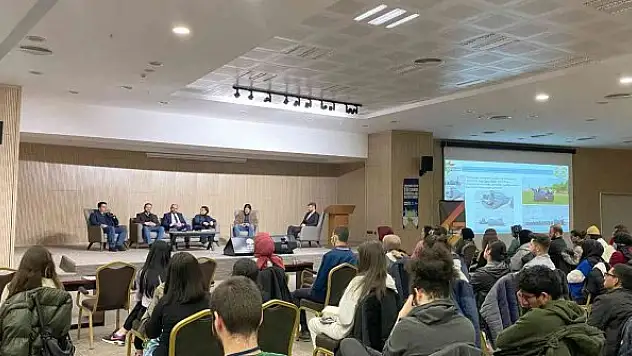 Üniversiteli gençler şehrin mobilyalarını tasarladı