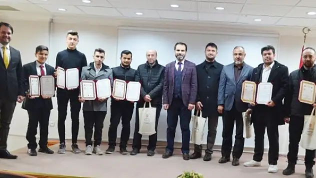 Hafızlık Tespit Sınavı'nda başarılı olan 11 öğrenciye belgeleri verildi
