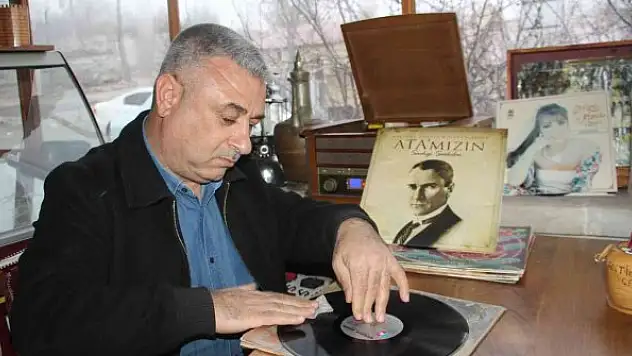 Antika tutkusu sayesinde işlettiği kafe müzeye döndü