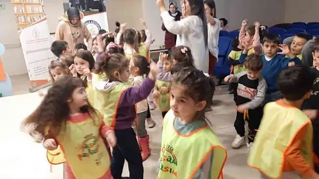 Minikler kütüphanede eğlenceli vakit geçirdi