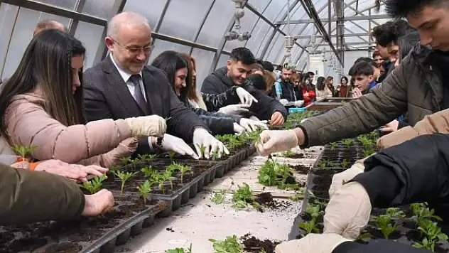 Çiçeklerden okullara ekonomik katkı