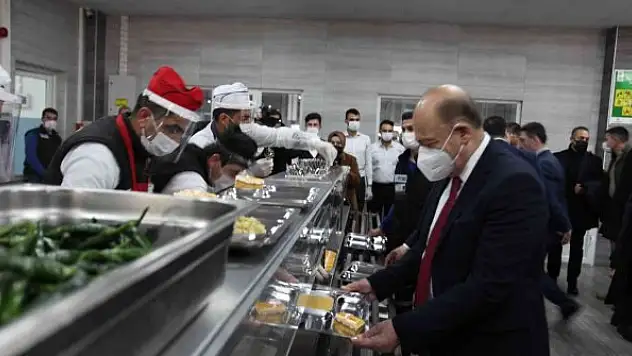 Bakan Bilgin işçilerle yemek sırasına girdi
