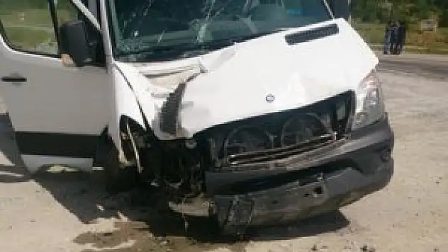 Yolcu midibüsü trafik levhasına çarptı: 8 yaralı