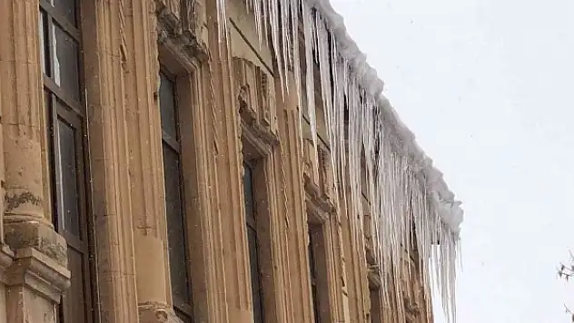 Kars'ta tarihi binadaki buz sarkıtları tehlike saçıyor