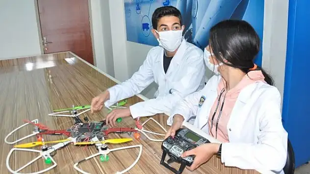 Öğrenciler atık malzemelerden dron yaptı