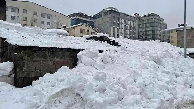 Kar yağışından deponun çatısı çöktü