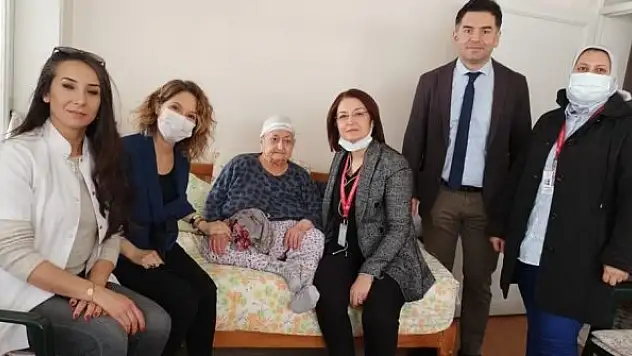 Yaşlıları evlerinde ziyaret ederek günlerini kutladılar