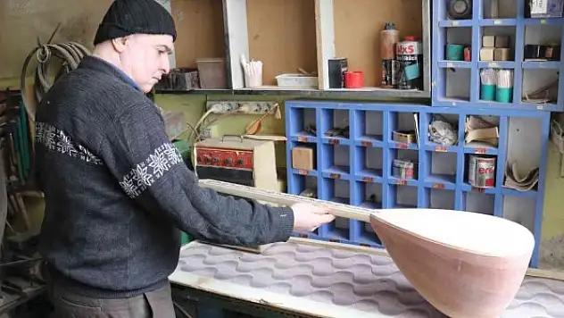 Bağlamayı hem üretiyor hem de çalıyor