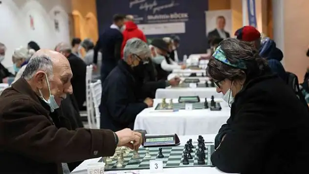 Yaşlı bireyler, satranç turnuvasında buluştu