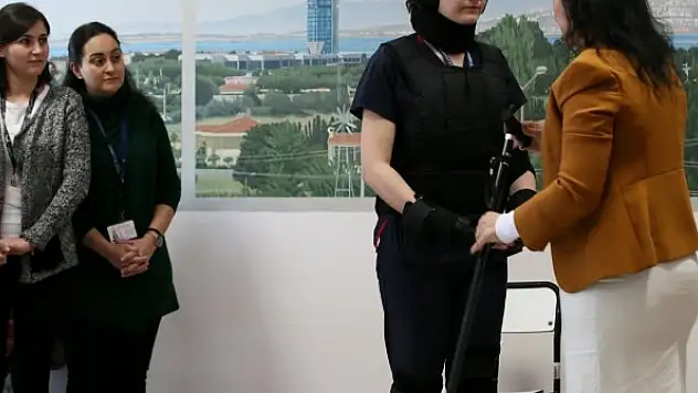 Doktor ve hemşire adayları yaşlıların sıkıntılarını simülasyonla deneyimliyor