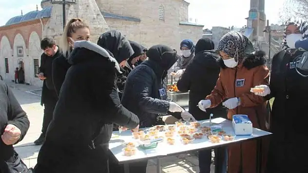 Sevenleri Yazıcıoğlu için lokma dağıttı