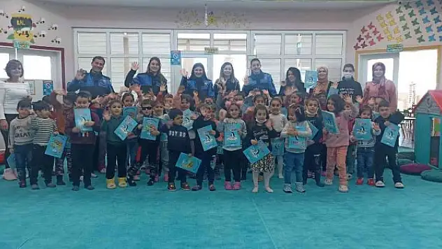 Minik öğrencilere 'polislik' mesleği tanıtıldı