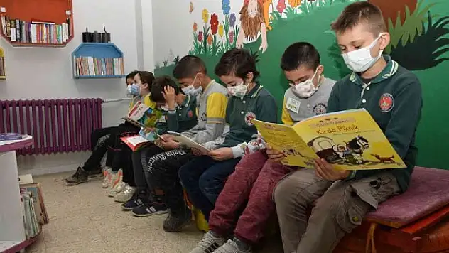 Atık malzemeler okula kütüphane oldu