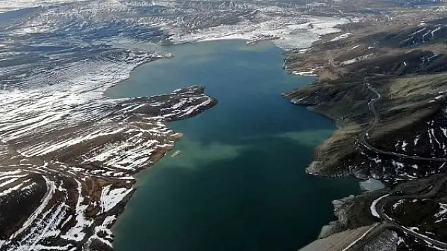 Kuruyan barajda yürüyorlardı, eriyen karlarla yeniden su tuttu