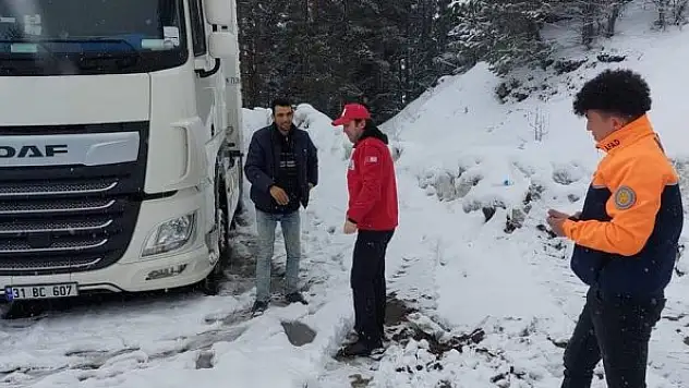 Mahsur kalan sürücülerinin yardımı Kızılay ekipleri koştu