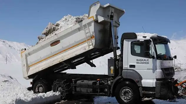 Kar yığınları kamyonlarla taşınıyor