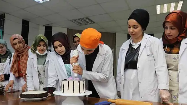 Kadınlardan pastacılık kursuna yoğun ilgi