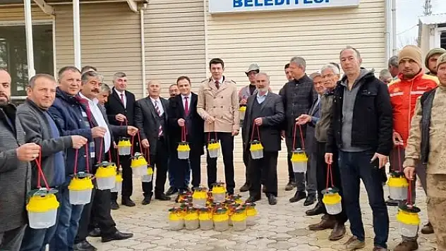 Çiftçilere feromon tuzak dağıtımı yapıldı