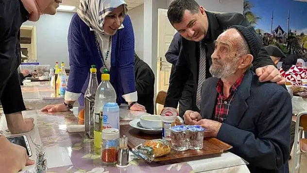 Huzurevi sakinleri misafirlerini ağırladı