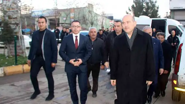 İçişleri Bakanı Soylu, Diyarbakır'da patlama alanında incelemelerde bulundu