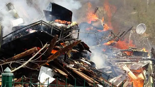 Heyelan evleri yuttu: 3 ev ve bir ahır yıkıldı, inekler telef oldu