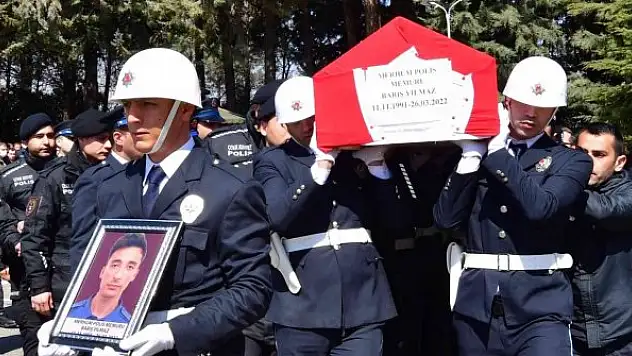 Trafik kazasında hayatını kaybeden polis ve eşi törenle memleketlerine uğurlandı