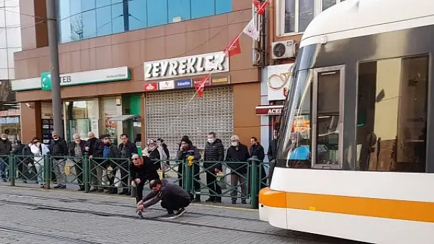 Raylara sıkışan güvercin tramvay seferlerini aksattı