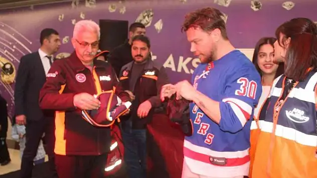 Şarkıcı Sinan Akçıl, AFAD gönüllüsü oldu