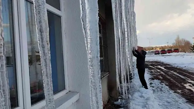 Dev buz sarkıtları görenleri hayrete düşürdü