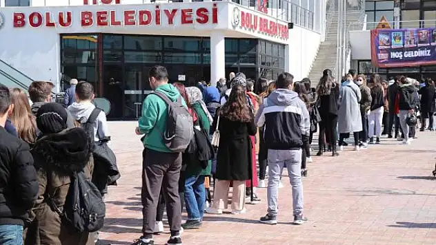 Tiyatro bileti alabilmek için metrelerce kuyruk oluşturdular
