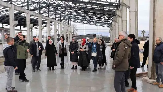 Çiftçiler, tıbbi ve aromatik bitkilerin işlendiği tesisleri gezdi