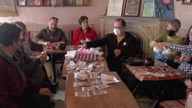 Ata tohumlarını önce üretiyorlar, sonra paylaşıyorlar