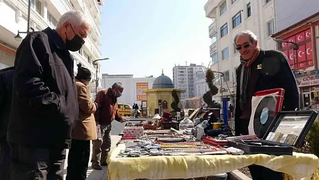 30 yıldır biriktirdiği antika ve otantik eşyalar insanları geçmişe götürüyor