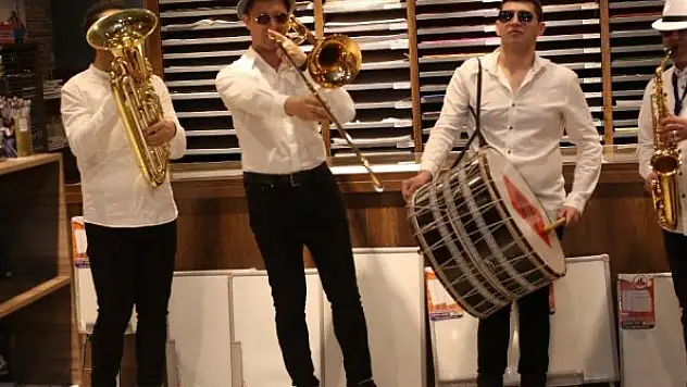 Müzikli hoşaflı açılış