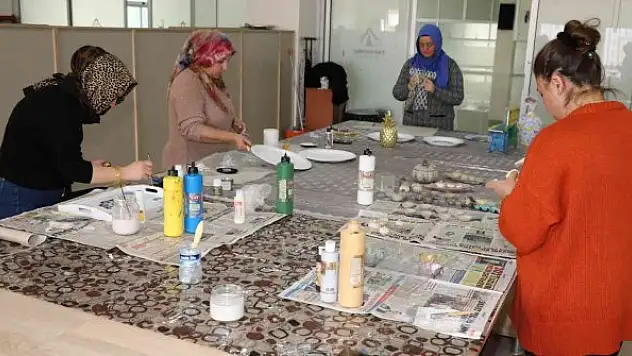 Kadınlar hem öğreniyor hem de aile bütçelerine katkı sağlıyor