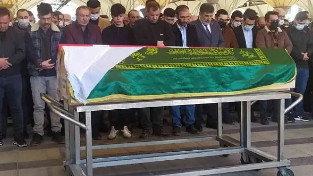 Trafik kazasında hayatını kaybeden polis memuru ve eşi son  yolculuğuna uğurlandı.