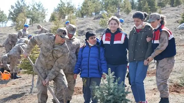 Jandarma öğrencilerle birlikte ağaç dikti