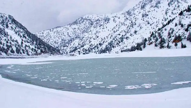 Püren Göleti buz tuttu