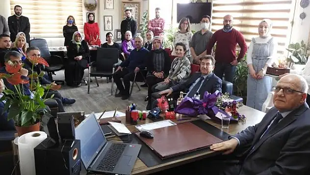 45 yıllık öğretmene hüzünlü veda töreni