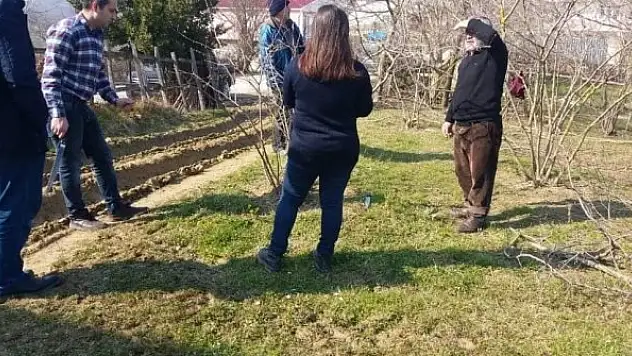Çiftçilere tarlada fındık budama ve gübreleme eğitimi